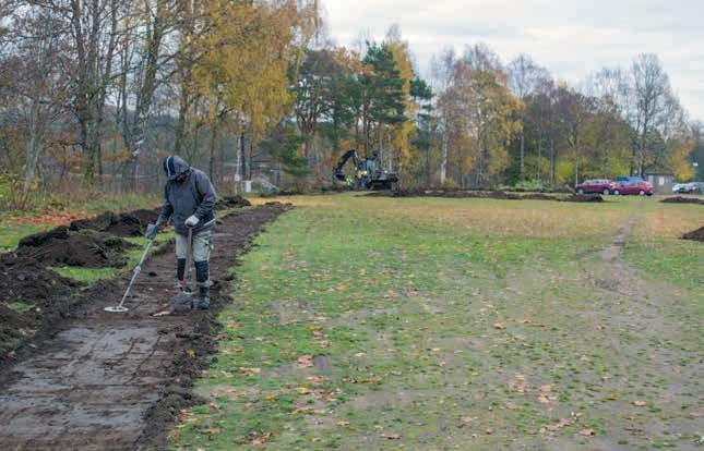 Fig 5. Metalldetektering av Jonas Paulsson, schakt 236. Foto mot sydost.