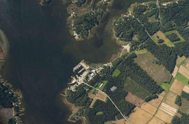 Figur 6: Flygfoto av Fagerö badstrand och dess näromgivning (våren 2009). 6.1 Avloppsnät Närpes Vatten Ab har dragit vattenledning till de öar som är förbundna till fastlandet via vägoch broförbindelse (Kuggsören, Rörgrund och Rörgrundsgrynnorna).