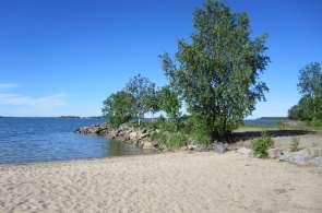 2 Strandtyp Badstranden har byggts utgående från en vågbrytare som skyddar båthamnen öster om badstranden. Sandstranden är inte naturlig, sand förs regelbundet till stranden.