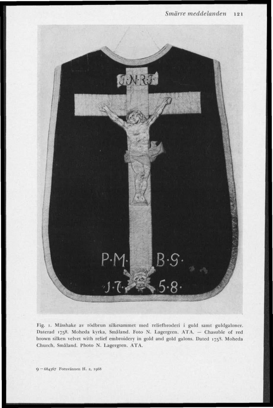 Smärre meddelanden 121 Fig. 1. Mässhake av rödbrun silkesammcl med reliefbroderi i guld sann guldgaloner. Dalerad 1758. Moheda kyrka, Smaland. Foto N. Lagergren. ATA.
