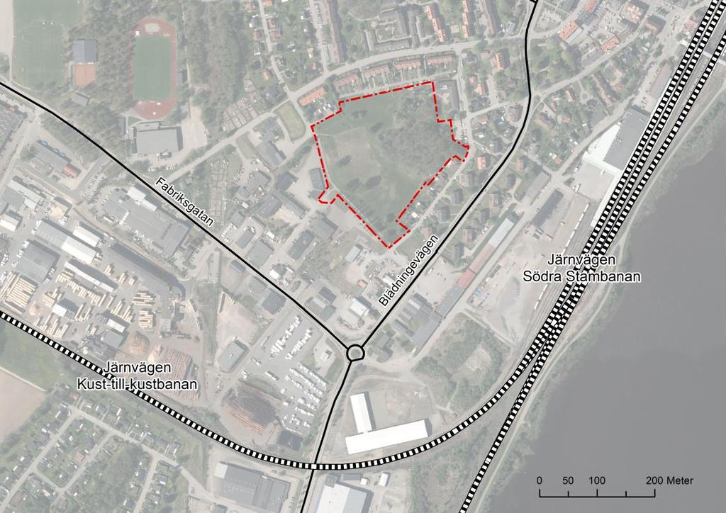 Planområdets läge i förhållande till näraliggande vägar och järnvägar Natur- och kulturmiljö Planområdet utgörs idag i huvudsak av park- och skogsmark.