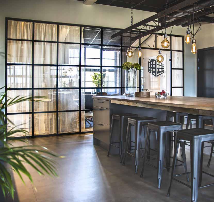 INSPIRATION & IDÉ Ett modulärt väggsystem för höga krav på ljud och design. FLEX GLASSLINE FACTORY FLEX GLASSLINE FACTORY är en helglasad systemvägg där glasskivorna limmas kant i kant.