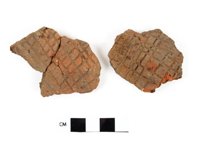 En aktivitetsyta från bronsålder Kokgropar vid lertäkter 23 Fig. 3. Delar från ett keramikkärl som ornerats med krysskraffering. Skärvorna påträffades vid förundersökningen.