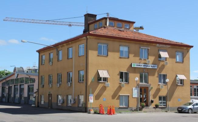 Den äldre verkstadsbebyggelsen (B) till vänster, och kontorsbyggnaden till höger.