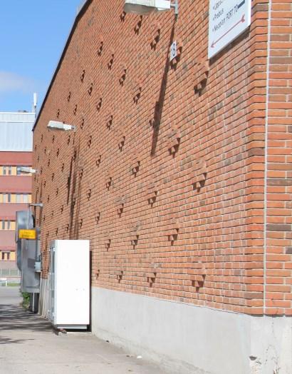 Bebyggelsen, är precis som de allra flesta samtida byggnader, inte utpekad som