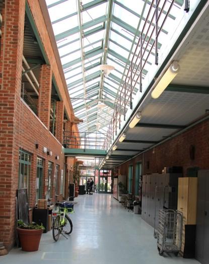 Byggnaderna visar dock prov på en utpräglat tidstypisk postmodernistisk arkitektur, vars höga