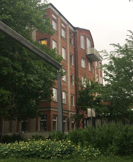 överbryggad av ett glastak, till höger i bild.