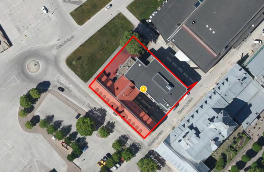Busslinjen nr 90 trafikerar Hamnplan intill fastigheten.