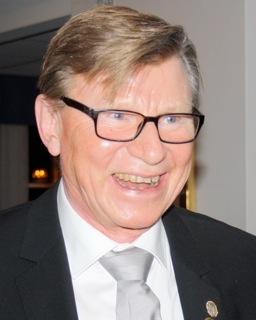Här visar Broder Jan en kreation Broder Rolf Ericson läste Endast