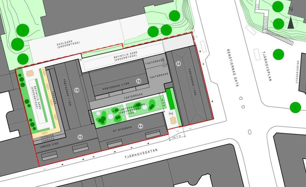 Sida 13 (27) Bebyggelse Situationsplan visar föreslagna förändringar. Den nya upplyfta gården som bildas på Sandbacken Mindre s:44 med planteringar och uteplatser har markerats med grönt.