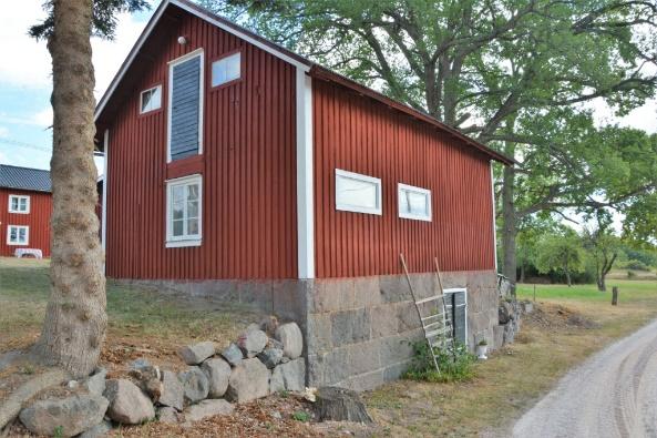 Västervik Gamleby-Rumma 1:49 Bostadshus 1 1 1/2 plans byggnad uppförd i trä med tak av betongtegel. Uppvärmning sker genom en kombipanna samt direktel. 3-glas fönster.