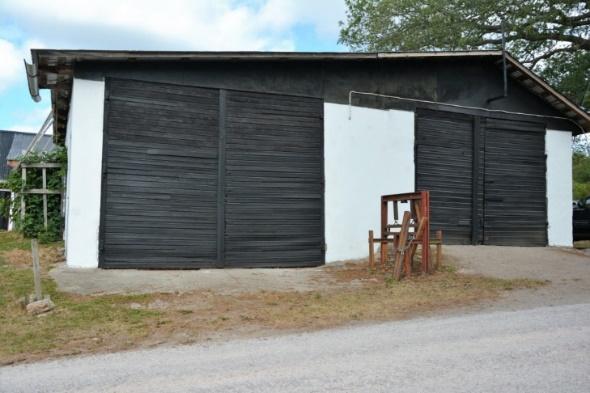 Ekonomibyggnader Ladugård 1 Byggnad uppförd i trä med plåttak. Plats för hästar i både boxar och i spaltplatser. Vagnbod och loge i bra skick.