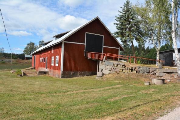 Används till vinterförvaring av bilar och husvagnar. Snickarbod Byggnad uppförd i trä med plåttak och stensatt grund.