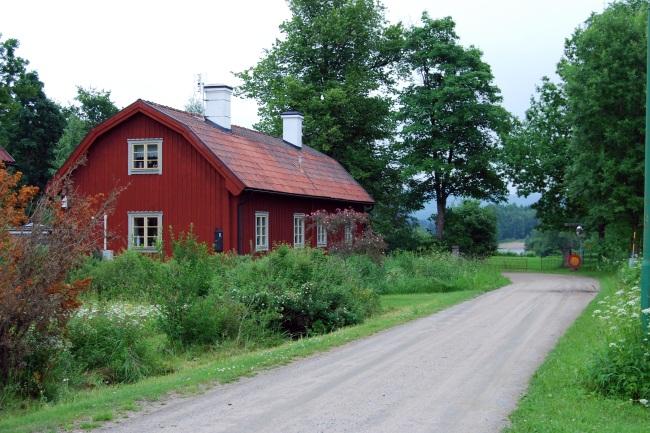 5 En av de gamla arbetarbostäderna från brukssamhället utmed Bruksgatan (t.v.) och entrén till Kilafors herrgård (t.h.). Foto Vectura.