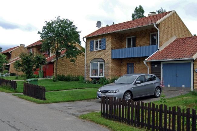 Även fönsterutformningen är mycket tidstypisk och bör behållas. Fristående villor utmed Bruksgatan (t.v.) och kedjehus utmed Masugnsgatan (t.h.). Foto Vectura.