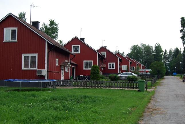Tillfartsvägen som kommer i Polgatans förlängning kommer skära igenom odlingsmarken på båda sidor om järnvägen vilken bedöms bli svår att bruka i framtiden då delarna som