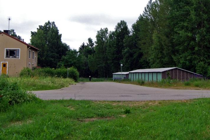 7 Polgatans förlängning ansluter till befintlig korsning vid Bruksgatan/Smedjegatan. Foto: Vectura. Offentlig service, kommersiell service m.m. Service som skola, butiker, vårdcentral, sporthall m.m. finns i Kilafors centrum, väster om järnvägen.