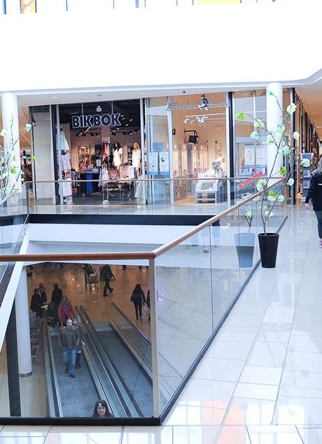 Efter ytterligare ca 8 km sväng vänster i rondellen mot Nordby Shopping Center. Från Norge via Svinesund. Kör E6 mot Sverige.