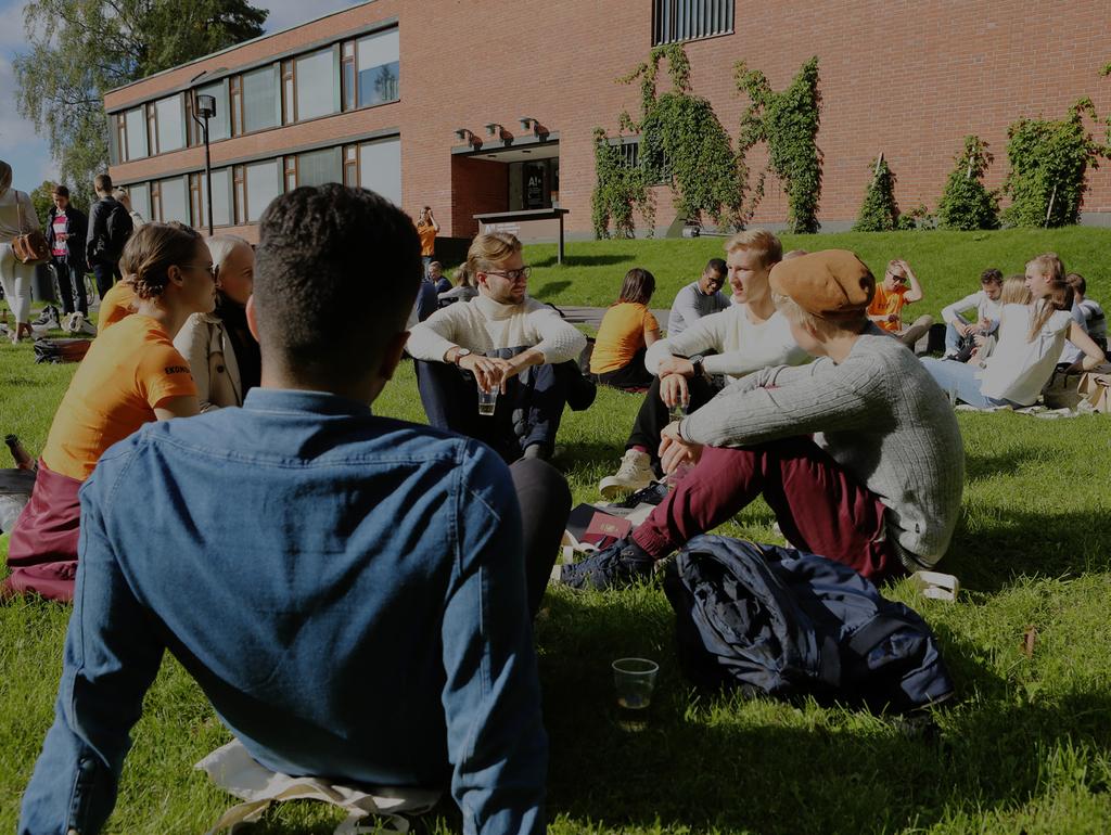 Aaltos sätt att agera Jämlikhet, opartiskhet och ömsesidig respekt Vi anser att det är människorna som gör Aalto: de studerar för att kunna påverka, de bedriver forskning i världsklass,