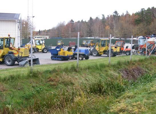 Industribyggnaden är en plåthall byggd 1988. Altbo-anläggningen Maskinservice Trafik och parkering Tillfart sker från Storås Industrigata. Parkering är utbyggd för verksamheternas behov.