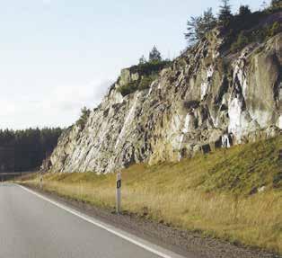 Skärningar ska göras oregelbundna för att få ett varierat möte mellan jordslänt och berg samt ett varierande avstånd till vägbanan.