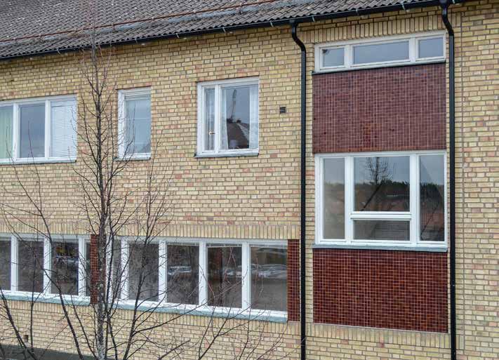 En provkarta på vanliga arrangemang och indelningar av fönster kring 1900-talets mitt. Huvudluft med liten sidoställd vädringsluft i översta våningen, långa fönsterband i våningen under.