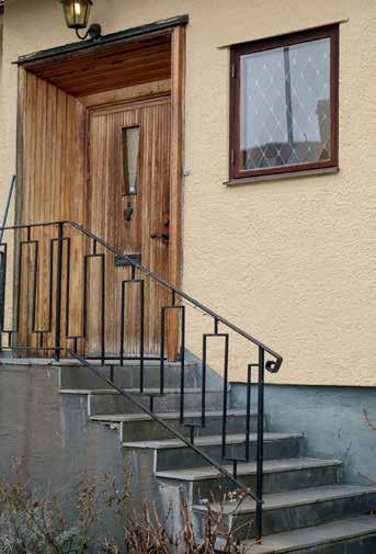 Entrén blir under 1950-talet åter en viktigare del av fasadgestaltningen. Entrédörren blev en av husets främsta dekorativa detaljer.
