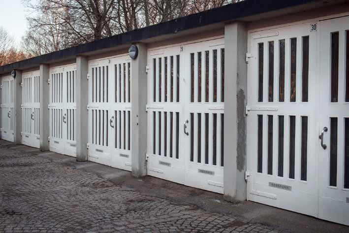 1900-talets mitt innebar bilens och därmed bilgaragens genombrott. Rader av garageplatser invid flerbostadshusen eller i deras bottenvåning blev vanligt.