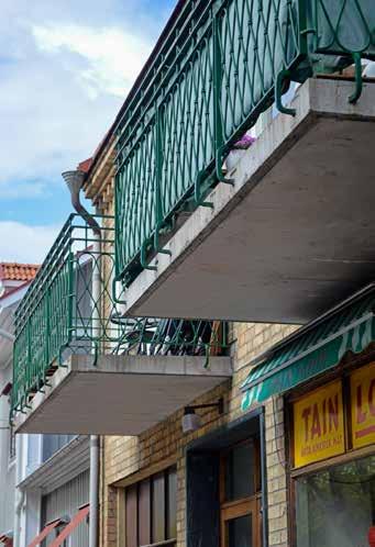 Balkongerna kläddes vanligen med betong eller plåt. För plåtfronterna övergavs den sinuskorrugerade stålplåten alltmer till förmån för trapetskorrugerad aluminiumplåt. Även fronter i eternit förekom.