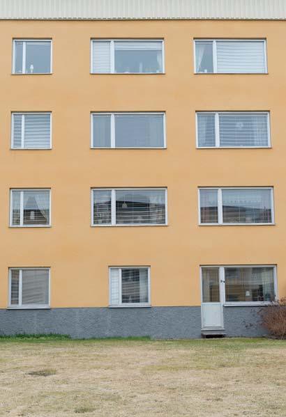 Lagning av fönster eller nytillverkning av en befintlig fönstermodell kan göras av lokala snickerier. I Värmland finns flera snickerier att fråga. Sunne snickeri www.sunnesnickeri.