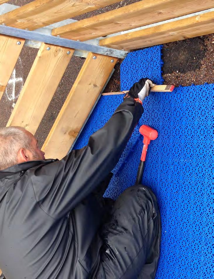 Vid installation inne i sarg, lämna yttersta plattraden för senare sågning (bild G-H).