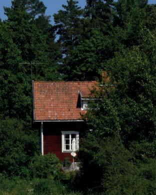 sundet vid Stallarholmen i nord-sydlig riktning. Det äldre vägsystemet med dess otaliga runstenar följde åssträckningen.