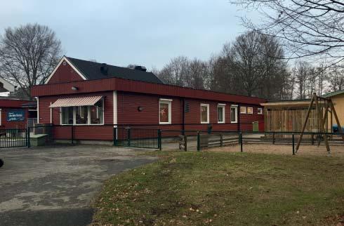 Den skogsmark i planområdets östra del som är planlagd som S används i lek- och rekreationssyfte av barnen på förskolan och är