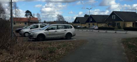 Bilderna visar förskolans parkering i planområdets sydöstra hörn (bild ll vänster), samt vändplatsen vid förskolans entré (bild ll höger).
