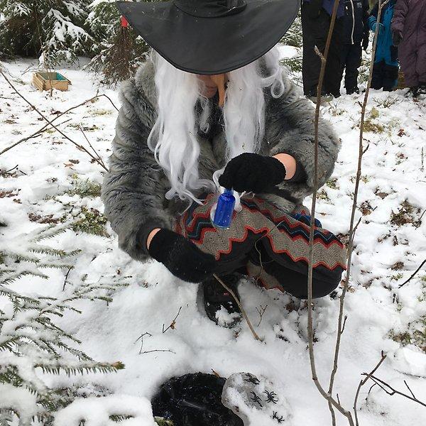 Efter lite betänketid så får vi också den Magiska staven som nästa ledare för våren ska ha när det blir dags. Men det måste vara vinter ett tag till, för häxorna ska snart ha sin Isfestival.