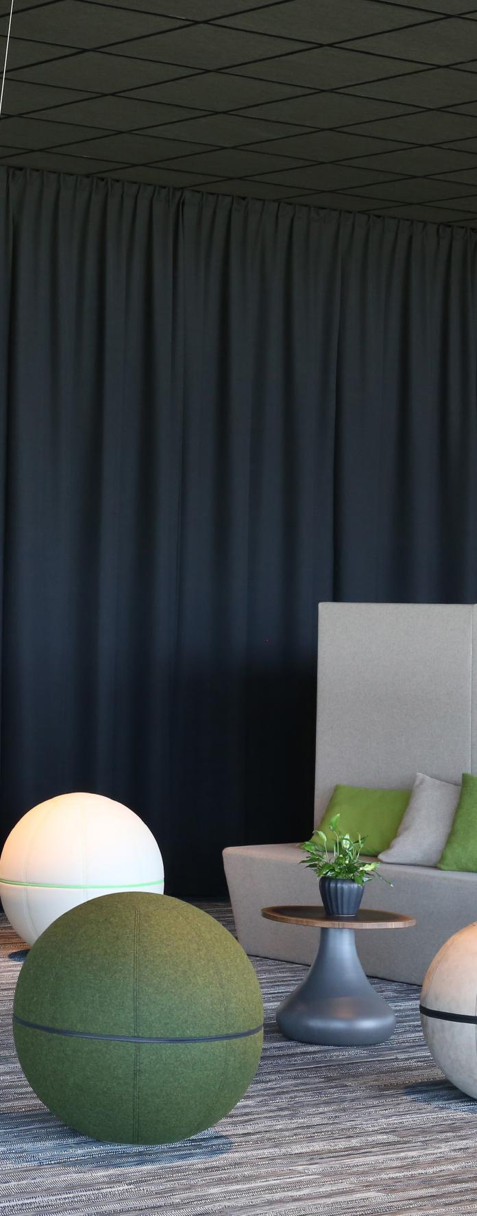 SOFA SILENT GROUP Sofa Silent Group Sofa Silent Group 647300 B. 2200 H. 1400 D. 1700 Sofa Silent Group, vit Table Top 647311 B. 2200 H. 1400 D. 1700 Sofa Silent Group, svart Table Top 647318 B.