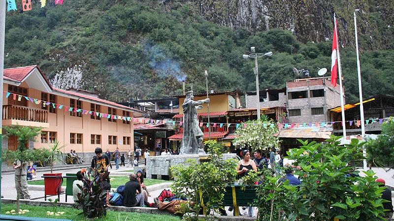 Vårt första stopp blir vid marknaden i Pisac, som vaktas av en imponerande Inka fästning. Efter lunch fortsätter vi mot Ollantaytambo.