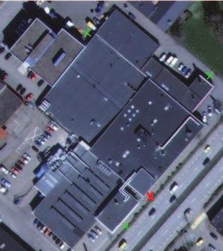 Bild 6. Placering av övertrycksfläktar (gröna kryss) och lättskumsaggregat (rött kryss). Trafikdirigering och avspärrning ansvarade polisen för. 6.5 Kommunikation Ett flertal brandmän och styrkeledare upplevde att det var en oklar struktur på skadeplatsen.