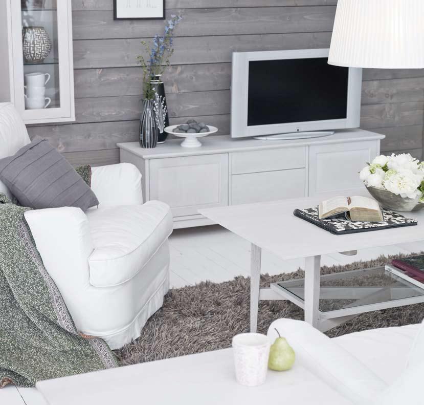 VISBORG Soff- och hörnbord levereras med hyllplan i trä och glas. Mediabänkar och väggskåp levereras med trä- och glasdörrar.