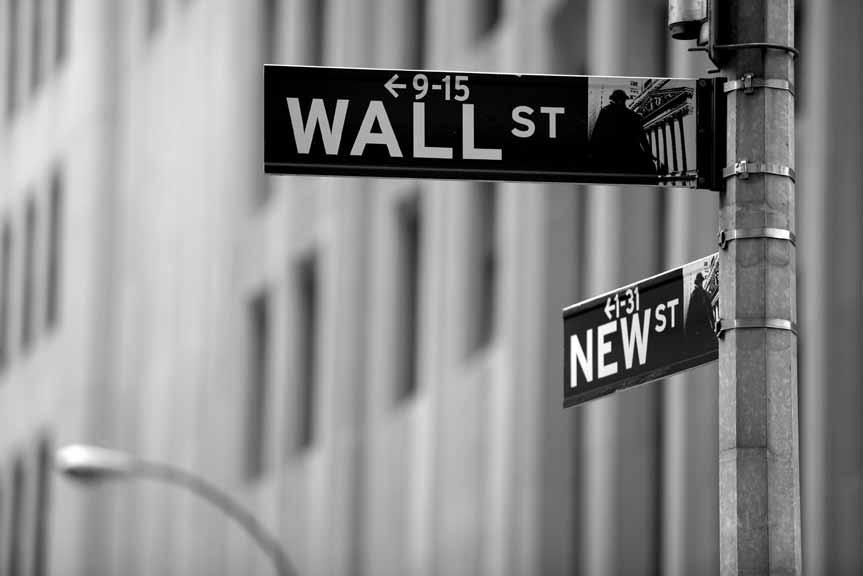 Grunden till New York Stock Exchange lades den 17 maj 1792 när 24 aktiemäklare samlades under ett träd på Wall Street och Yorks främsta arkitekter in att rita ett förslag på den nya byggnaden.