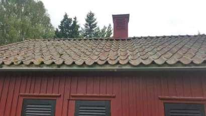 Hängrännor/Stuprör Tak Yttertaket är äldre och pappen är uttorkad, trasiga pannor kan påvisas och pannor är lite ur läge. Vindskiveplåt mot södra sidan saknas delvis.