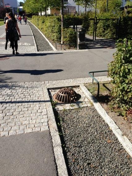 Figur 14. Inspirationsbild, infiltration vid GC-väg. Infiltrationsstråken ges bräddutlopp till ledningsnät i Emausgatan.