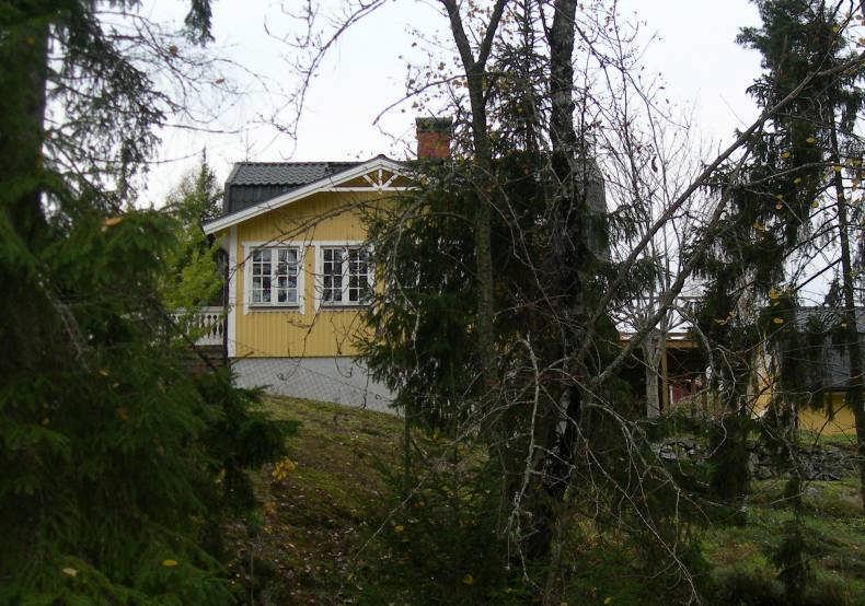 Bebyggelsen i området är av blandad karaktär och många av husen har genomgått en