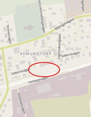Inom undersökningsområdet utgörs markytan huvudsakligen av gräsbevuxna grönytor. Det finns även ett antal större träd, samt buskage och rabatter. Delar av området utgörs av asfalterade parkeringsytor.