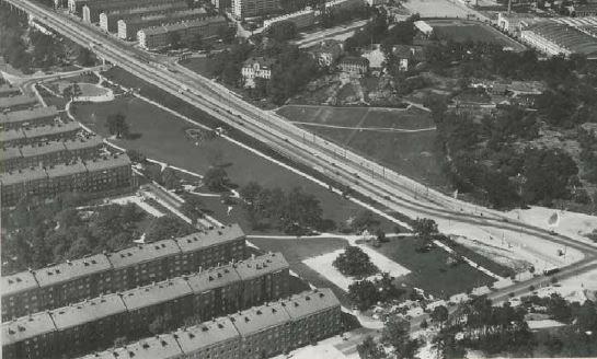 Sida 9 (27) Fredhällsparken 1939. Nya Drottningholmsvägen är nu färdig liksom parkanläggningen. Man kan tydligt se de sparade ekarna.