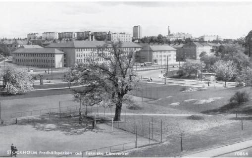 Två bollplaner i parkens östra del. Troligen mitten av1940-talet.