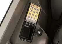 fotsteg Extra låsbar förvaringsbox (bakom sätet) Växling mellan ISO/SAE-reglagemönster Körvarning Radio, AUX, USB, Bluetooth Stöldskydd, kodlås Stöldskydd, kodad nyckel Maskinens yttre Vänster