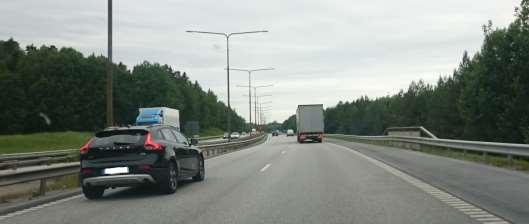 Se figur 6 för att åskådliggöra påkörningsskydden (vilket inte åskådliggörs i figur 5 då detta är en gammal bild). Figur 6. Vy från E18 mot Södra Källtorp (bild tagen västerut). 2.
