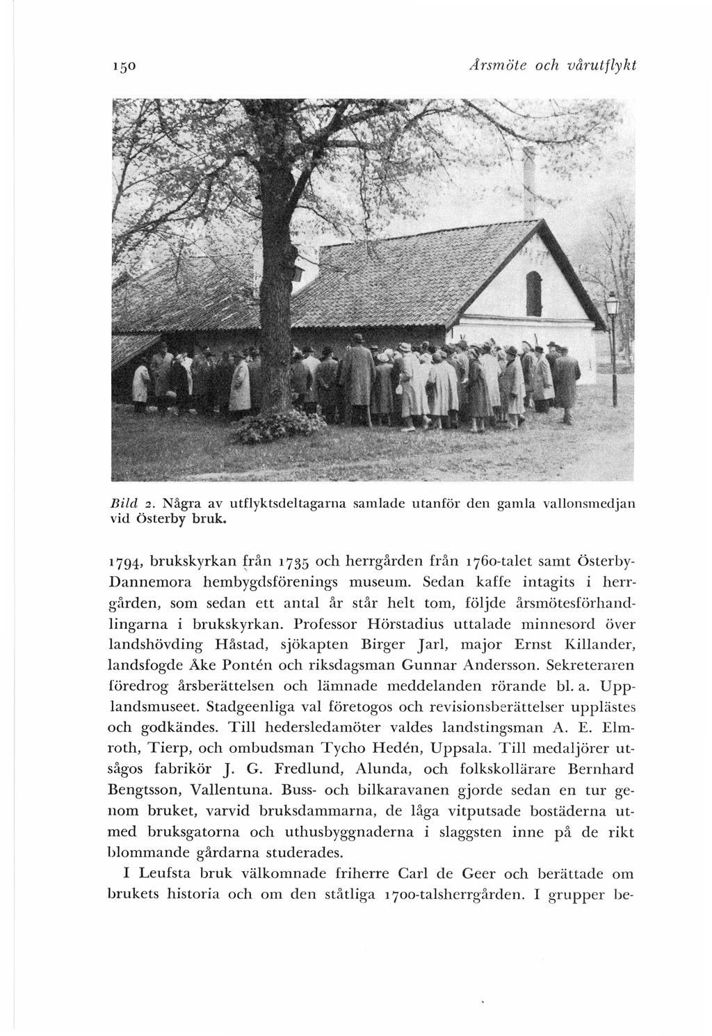 Ärsmöte och vårutflykt 2. Några av utflyktsdeltagarna samlade utanför den gamla vallonsmedjan vid österby bruk. Bild 1794, brukskyrkan!