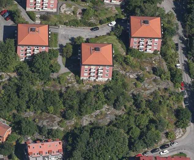 Enligt programmet för det nu aktuella planområdet är de branta sluttningarna som är utmärkande för platsen en förutsättning för hur bebyggelse kan placeras. Ny bebyggelse ska samspela med terrängen.